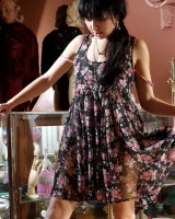 Girls Out West - 23-shopping032