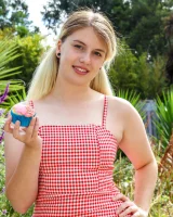 Girls Out West - 02-katie-gee-cupcake-0002