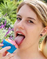 Girls Out West - 03-katie-gee-cupcake-0003