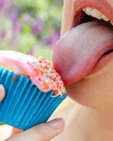 Girls Out West - 04-katie-gee-cupcake-0004